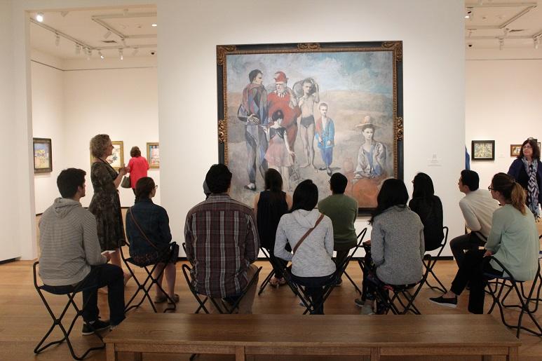 photo of SOM first year medical students at the National Gallery of Art, 2017